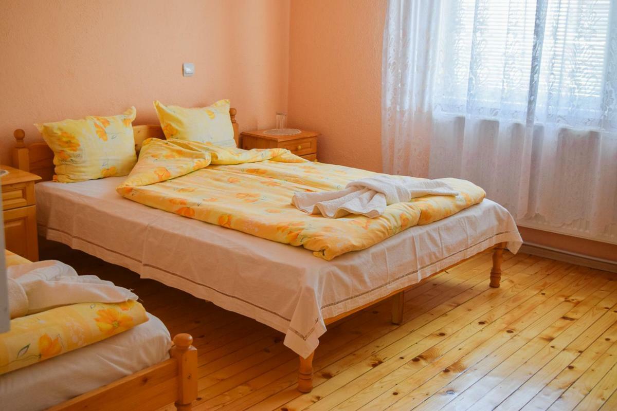 Velkovski Guest House Chisarja Exteriör bild